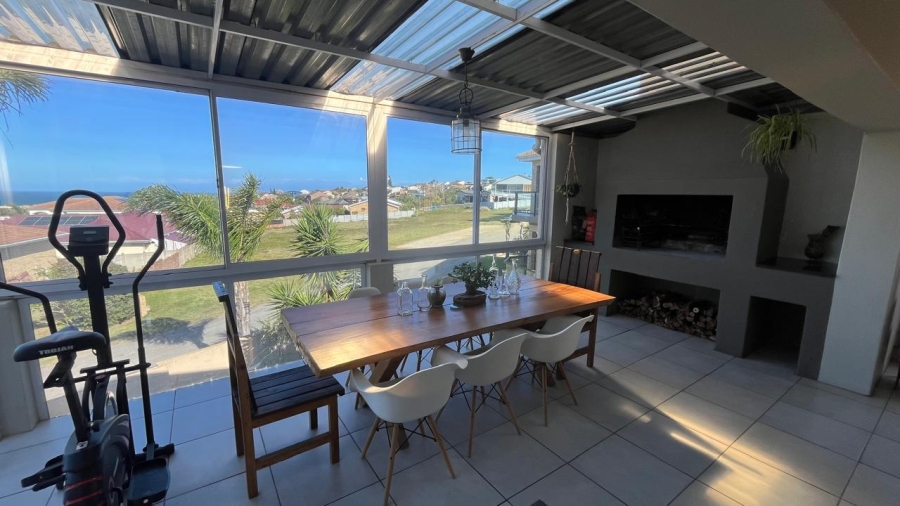 5 Bedroom Property for Sale in Wavecrest Eastern Cape
